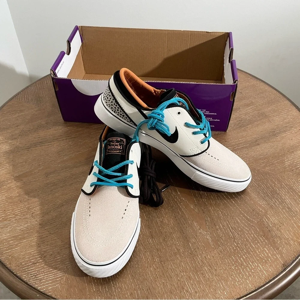 Nike White and Black Sneakers - Picture 7 of 7